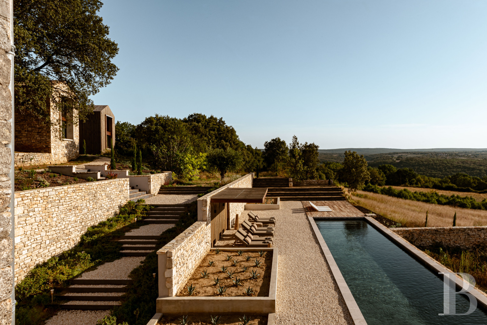 Dans le Gard, en bordure de l’Ardèche, un ancien mas restauré au milieu des oliviers, des vignes et des lavandes - photo  n°4